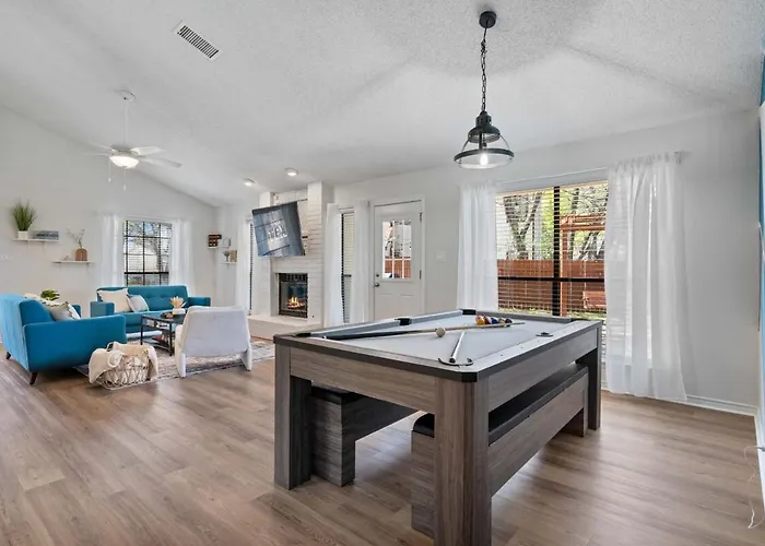 Fun And Stylish With Pool Table And Fire Pit! Round Rock