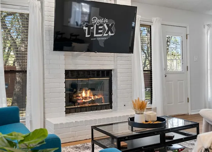 Fun And Stylish With Pool Table And Fire Pit! *