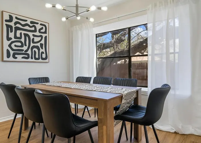Fun And Stylish With Pool Table And Fire Pit! Holiday home Round Rock