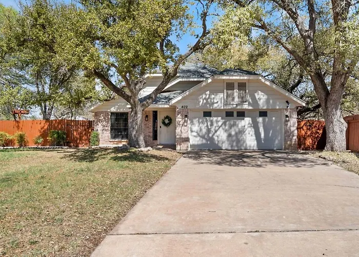 Fun And Stylish With Pool Table And Fire Pit! Holiday home Round Rock