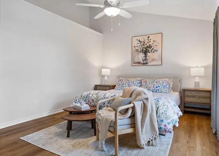 Fun And Stylish With Pool Table And Fire Pit! Holiday home