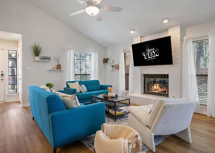 Fun And Stylish With Pool Table And Fire Pit! Holiday home Round Rock