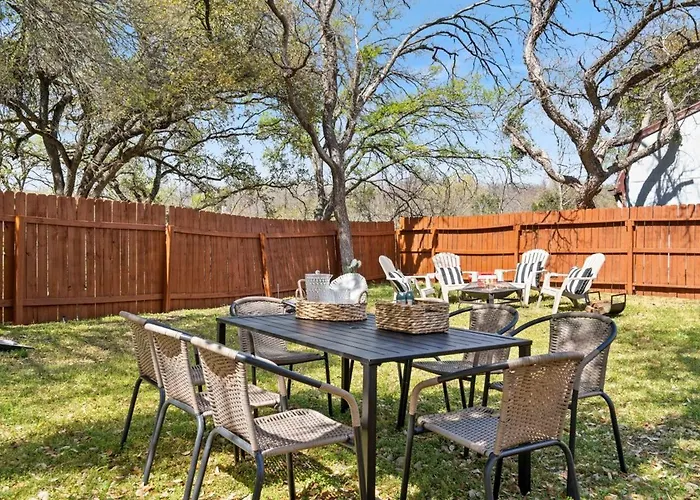 Holiday home Fun And Stylish With Pool Table And Fire Pit! Round Rock