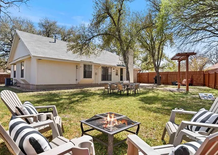 Fun And Stylish With Pool Table And Fire Pit! *
