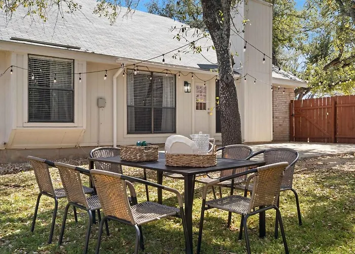 Fun And Stylish With Pool Table And Fire Pit! Holiday home